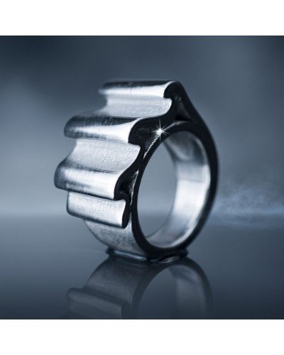 Bague ONDULATION en métal argenté, design audacieux à maillons courbés, ring brillant avec reflet et éclat.