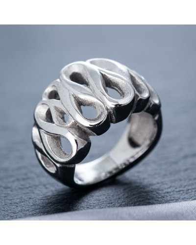 Bague Tortillas en argent, motif sculpté en forme d’anneaux tissés, brillante et moderne.
