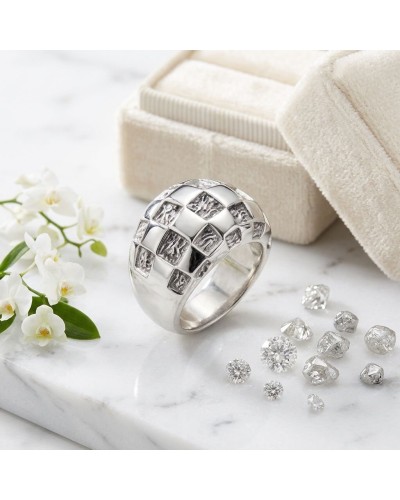 Bague DAMIER argentée à motifs en damier brillant, entourée de diamants synthétiques sur marble blanc.