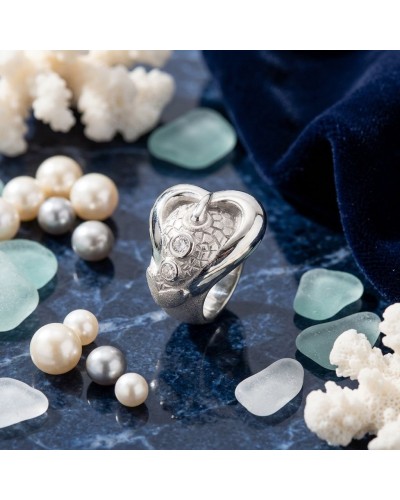 Bague SIRENE en argent avec pendentif forme cœur à motifs écailles et petits diamants, entourée de perles et décor marin.