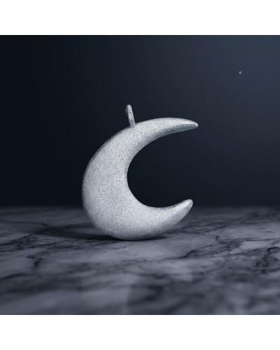 Pendentif en forme de croissant argenté brillant sur une surface marbrée, contre un fond sombre et étoilé. (Produit: Pendentif A