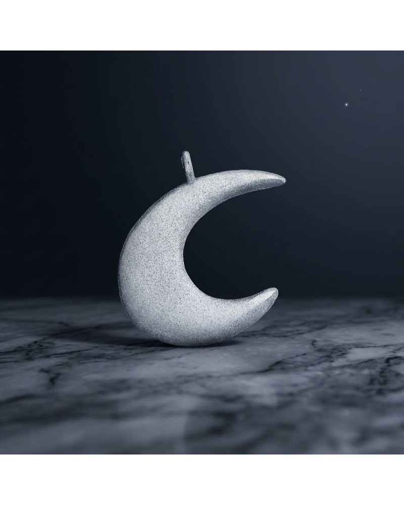 Pendentif en forme de croissant argenté brillant sur une surface marbrée, contre un fond sombre et étoilé. (Produit: Pendentif A