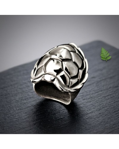 Bague TORTUE argentée motifs géométriques en forme de tortue sur surface sombre, petit brin de feuilles vertes à côté