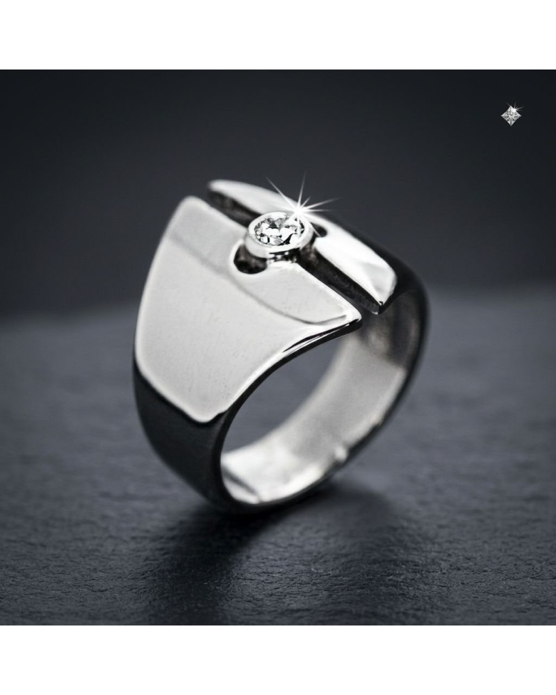 Bague GAMETE en métal argenté avec diamant central brillant sur fond sombre.