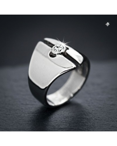 Bague GAMETE en métal argenté avec diamant central brillant sur fond sombre.