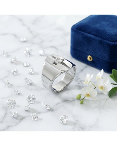Bague GAMETE en argent brillant avec solitaire pavé, entourée de diamants scintillants sur marbre blanc, boîte bleue en velours.