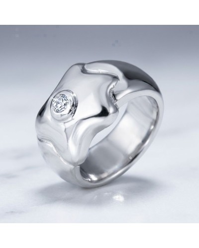 Bague moderne en argent massif avec pierre centrale brilliante, design fluide et sculpté, nommée Bague NUAGE.