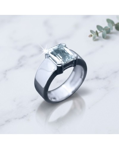 Bague solitaire en argent avec pierre centrale rectangulaire brillant, sur fond blanc marbré; produit Solitaire CLASSIC THREE.
