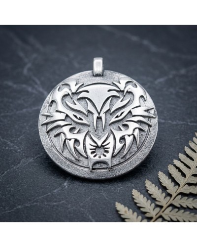 Pendentif rond en métal argenté SUMATRA avec motif tribal de loup stylisé, gravé et reliefs, anneau supérieur.