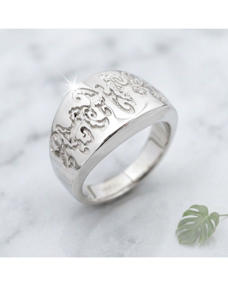 Bague FLORES GRAVEE en argent, large bande avec motif gravé fleur-labyrinthe et finition miroir brillante.
