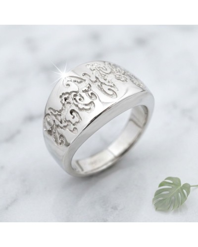 Bague FLORES GRAVEE en argent, large bande avec motif gravé fleur-labyrinthe et finition miroir brillante.