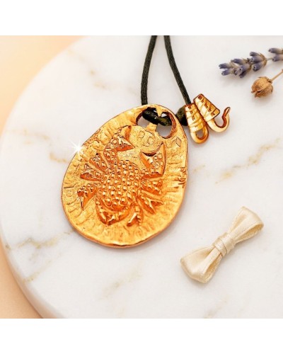 Pendentif zodiaque Cancer en cuivre/or avec cordon noir et fermoir offert, motif gravé et petit hibou doré en haut, sur pierre b