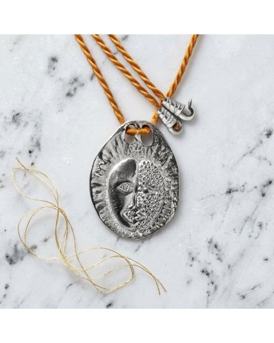 Pendentif zodiaque Gémeaux en argent vieilli, éclipse lunaire gravée, sur cordon orange avec fermoir offert.