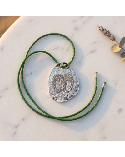 Pendentif zodiaque Bélier gravé sur disque argenté avec cordon vert et fermoir offert.