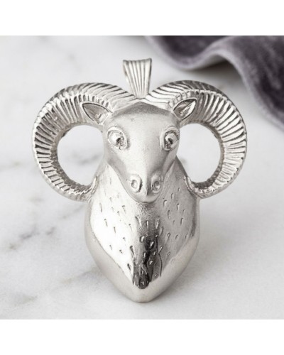 Pendentif en forme de mouflon argenté avec cornes spiralées, accentué par une texture gravée; chaînette offerte.
