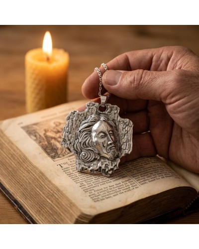 Pendentif CHRIST en argent, visage de Jésus gravé sur une médaille torsadée, tenu au-dessus d’un vieux livre, avec une bougie al
