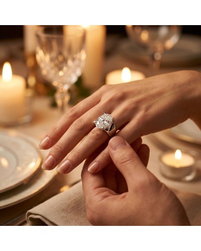 Anneau NIAS scintillant porté sur le doigt, posé sur une main près d’un dîner romantique éclairé par des bougies.