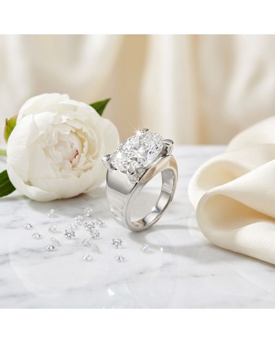 Bague NIAS en argent haute brillance avec grand diamant bridal étincelant sur marbre, autour de petits diamants et fleur blanche