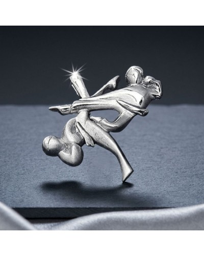 Pendentif taekwondo en métal argenté représentant deux combattants en combat, chaîne offerte.