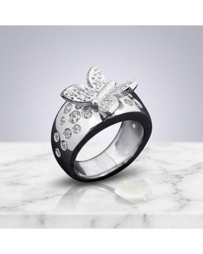 Alliance KUPU-KUPU : bague argentée ornée de pierres scintillantes et d’un motif fleur, posée sur marbre avec pétale blanche nea