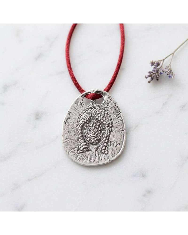 Pendentif zodiaque Vierge argenté avec cordon rouge et fermoir offert, motif gravé sur plaque ovalisée.
