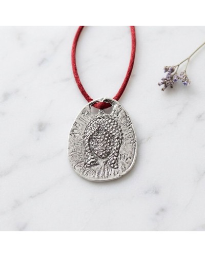 Pendentif zodiaque Vierge argenté avec cordon rouge et fermoir offert, motif gravé sur plaque ovalisée.
