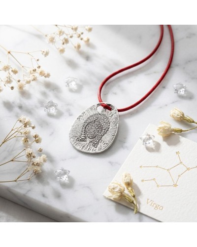 Pendentif zodiaque Vierge en métal argenté avec cordon rouge et fermoir offert, décor floral et carte du signe Virgo.
