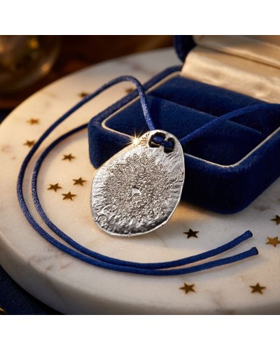 Pendentif zodiaque Lion en métal argenté gravé, sur cordon bleu avec fermoir offert, présent dans boîte bleue.