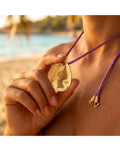 Pendentif zodiacal Verseau doré en forme de goutte, porté sur un cordon violet avec fermoir offert près du cou.