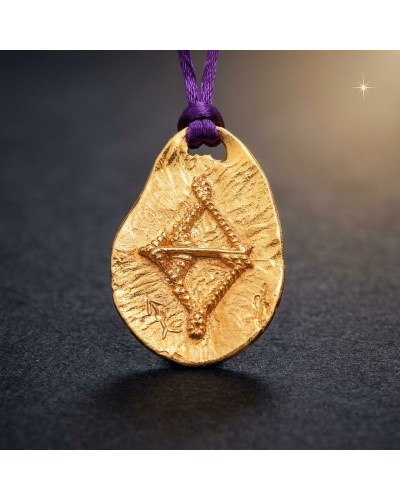 Pendentif zodiaque Sagittaire en or, gravé avec cordon violet et fermoir offert, nid d’un symbole en relief.