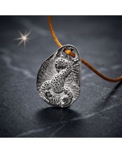 Pendentif zodiaque Scorpion en métal gravé, sur cordon marron avec fermoir offert.