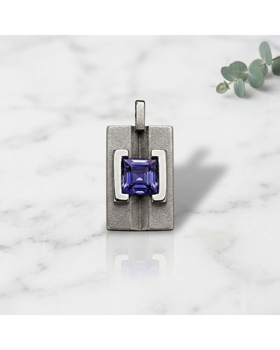 Pendentif MASA DEPAN en métal gris with square violet gemstone, logo-like frame, chaîne offerte (front view)