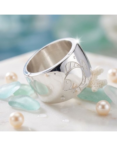 Bague IKAN argentée épaissie avec motif poisson gravé, décorée de perles et pierres bleues clair autour.
