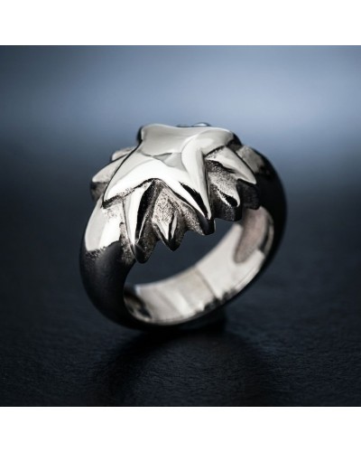 Bague ÉTOILE en métal argenté, motif sculpté en relief clair-obscur, fond sombre et gradient bleu.
