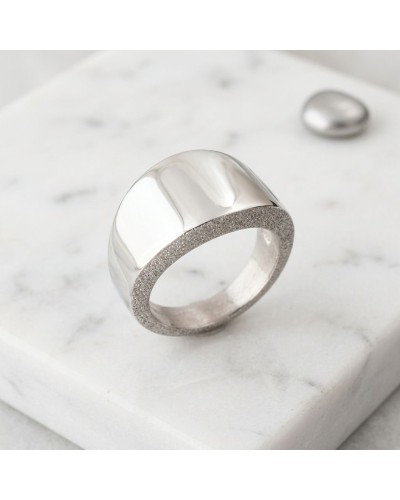 Bague CLEAN en métal argenté avec garniture extérieure satinée et pavage fin, posée sur une surface blanche.