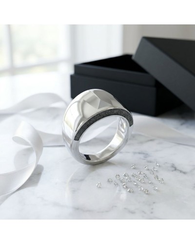 Bague moderne argentée avec bande dorée et détails géométriques, sur marbre blanc près d’un ruban et petits diamants. Produit: B