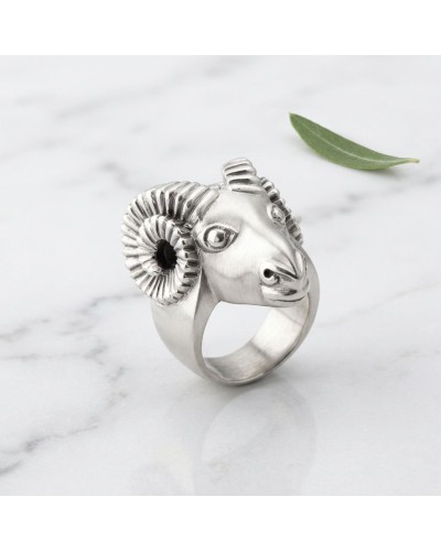Anneau argenté en forme de tête de mouflon with ram horn detail, bijoux élégant et sculpté, mot clé: Bague MOUFLON.