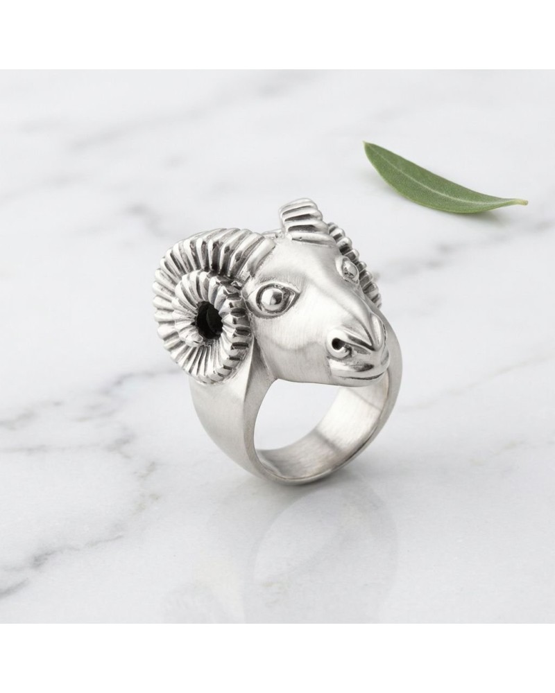Anneau argenté en forme de tête de mouflon with ram horn detail, bijoux élégant et sculpté, mot clé: Bague MOUFLON.