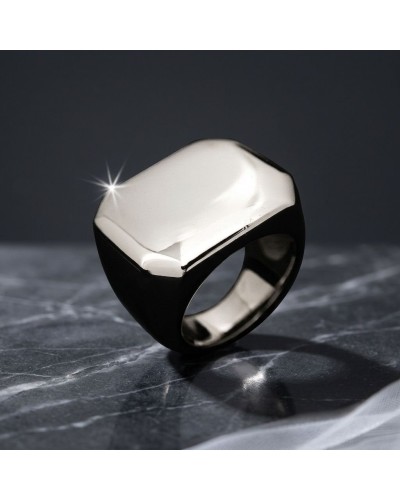 Chevalière MAOUSSE en métal argenté brillant, plaque plate noire, bague masculine sur pierre marbrée grise.