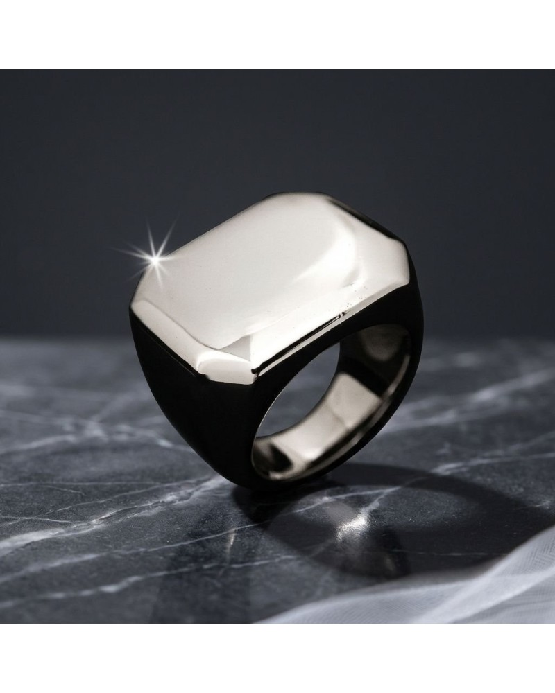 Chevalière MAOUSSE en métal argenté brillant, plaque plate noire, bague masculine sur pierre marbrée grise.