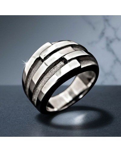 Bague NEW-YORK en métal argenté avec des anneaux rectilignes séparés, éclairée, sur fond gris.