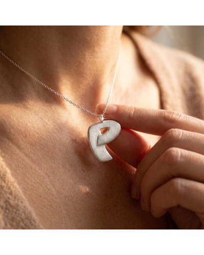 Pendentif argenté en forme de lettre "P" avec chaîne légère sur le décolleté, détail élégant. Pendentif A à Z, chaîne offerte.