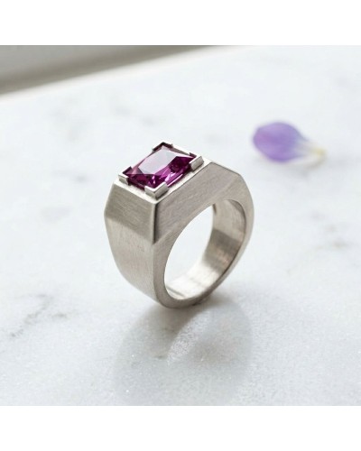 Bague HARAPAN en argent avec pierre carré rose/violet facettée, effet moderne et épuré, vue en angle sur surface claire.