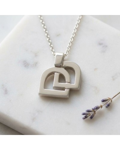 Pendentif en argent rhodié ETRIERS en forme de double L, sur chaîne, posé sur marbre avec brin de lavande.