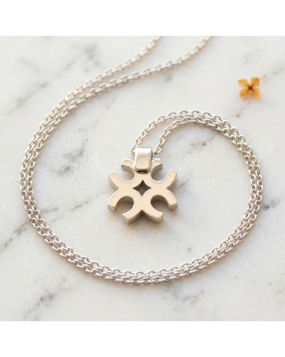 Pendentif TREFLE DE FERS en argent rhodié sur une chaîne brillante, posé sur marbre.