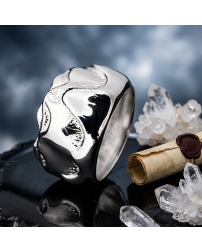 Bague TEMPÊTE en argent poli, motif noir et blanc ondulé, entourée d’éclats de quartz et d’un parchemin scellé au sceau rouge.