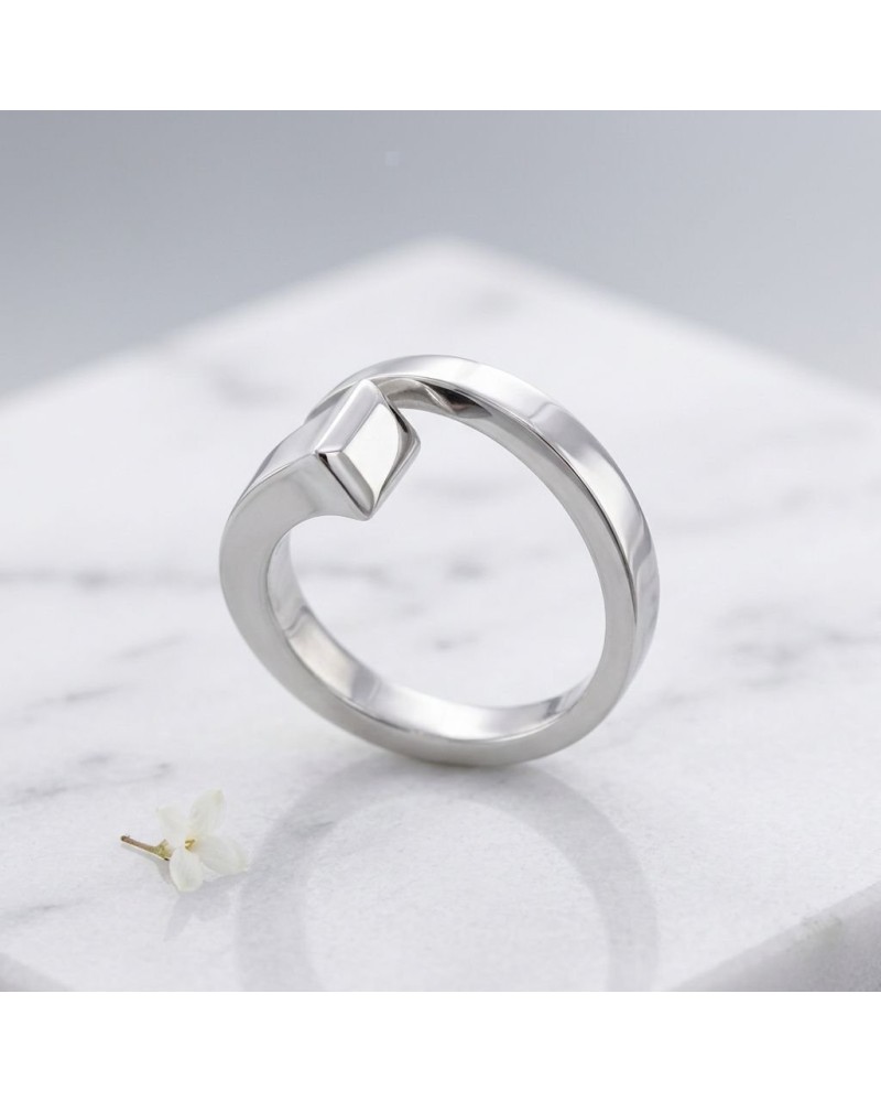 Bague CLOU femme en argent rhodié, conception moderne with relief motif sur anneau argenté posé sur pierre blanche.