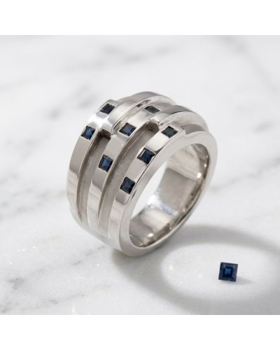 Alliance en argent avec rings pluriels sertis de saphirs bleus synthétiques, petit carré à côté.
