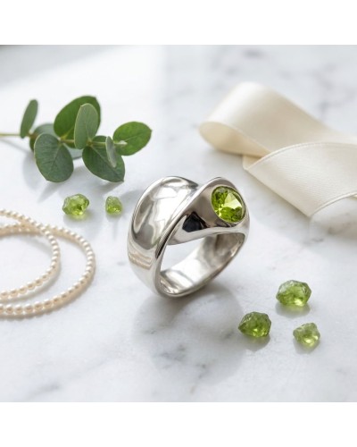 Alliance VRILLE en or sertie d'un péridot: bague argentée moderne avec peridot vert, entourée de perles, rubans et pierres verte