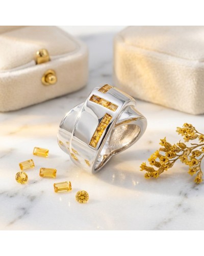 Alliance DESTINE en or sertie de 7 saphirs jaunes synthétiques, bague large en argent brillant sur marbre, entourée de petits ge